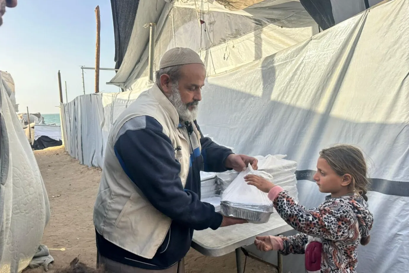 القلوب الرّحيمة توزّع وجبات الإفطار على النّازحين