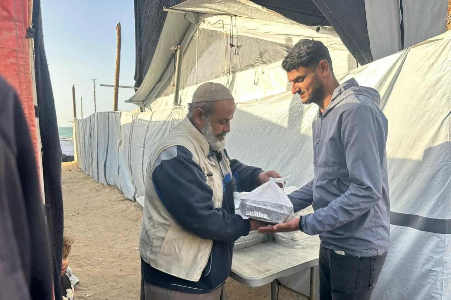 توزيع وجبات الإفطار على النّازحين في ثاني أيّام رمضان