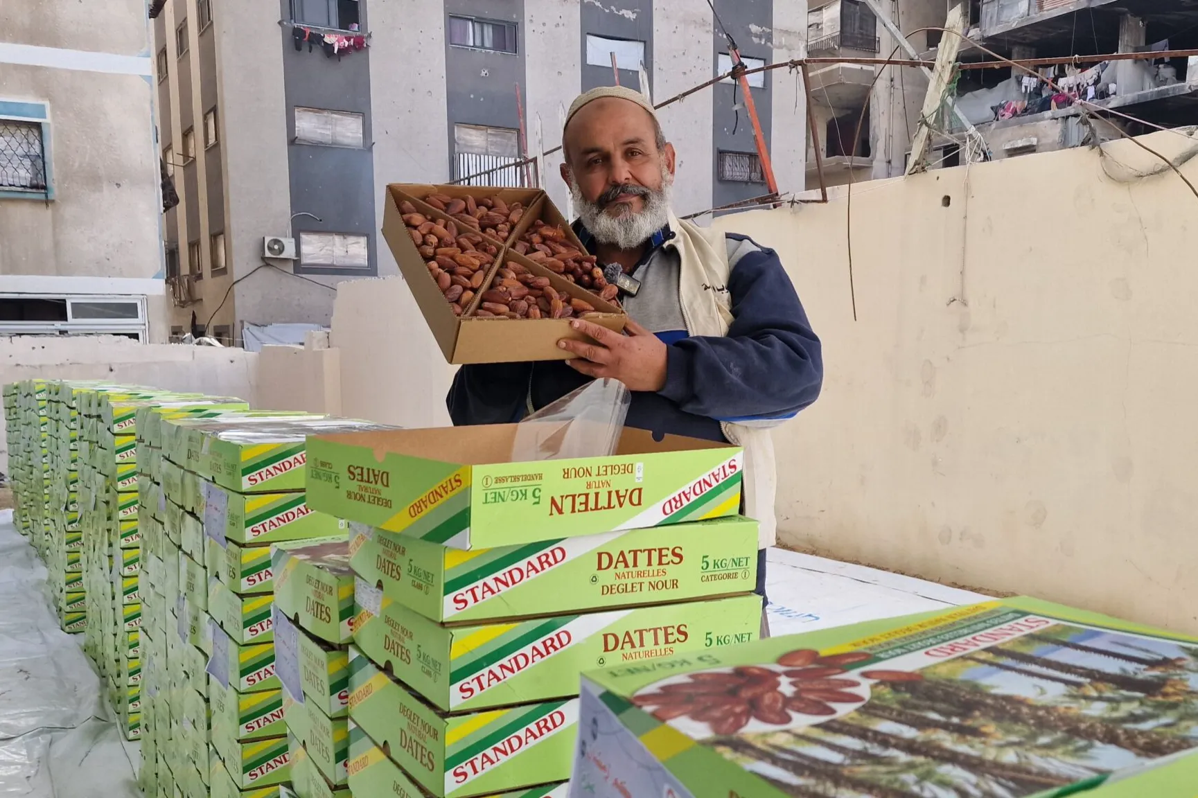 القلوب الرّحيمة توزّع التّمر على النّازحين